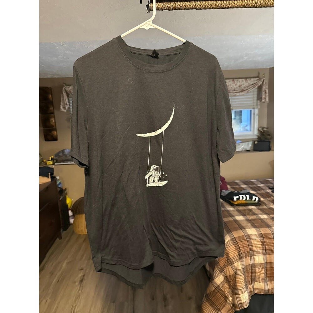 Men’s black astronaut T-shirt, size medium